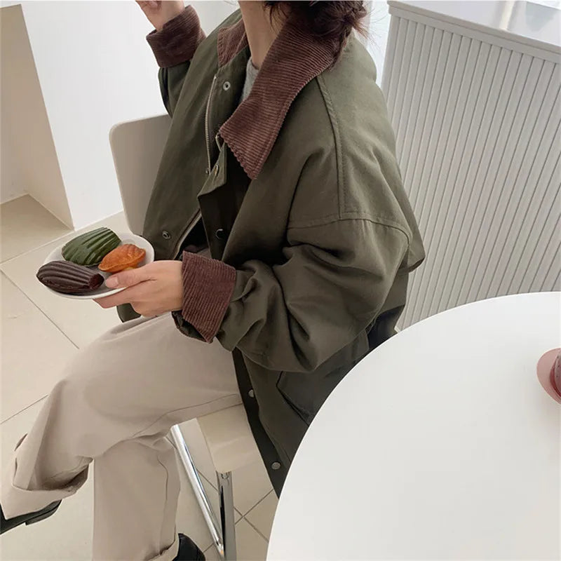 Vintage-inspirierte Damenjacke mit umgeschlagenem Kragen und großen Taschen