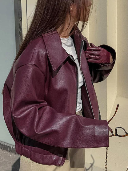 Bordeauxrote Jacke aus Kunstleder mit stylischem Reverskragen und Reißverschlussdetails