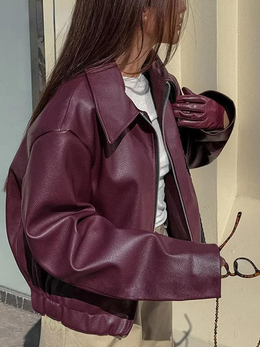Bordeauxrote Jacke aus Kunstleder mit stylischem Reverskragen und Reißverschlussdetails