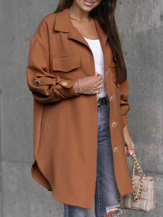Gemütliche lange Hemdjacke mit Knöpfen, Wollkragen und Revers