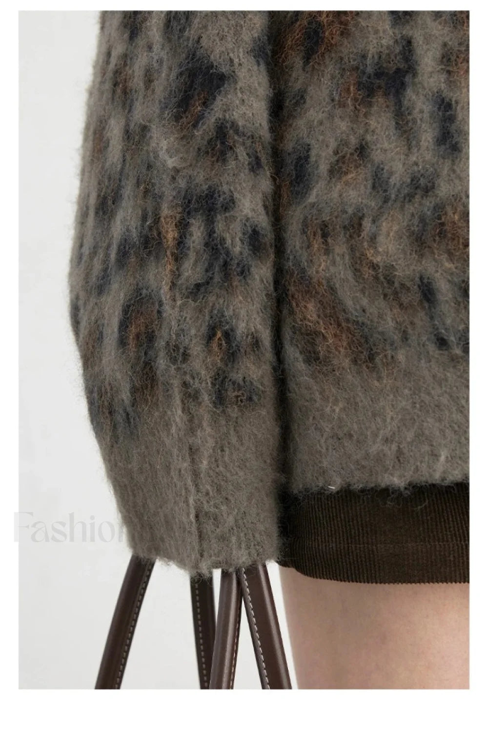 Gemütliche Strickjacke mit Leopardenmuster und einreihiger Knopfleiste