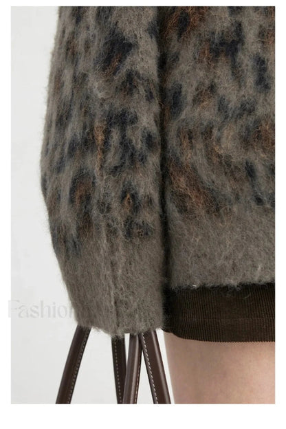 Gemütliche Strickjacke mit Leopardenmuster und einreihiger Knopfleiste