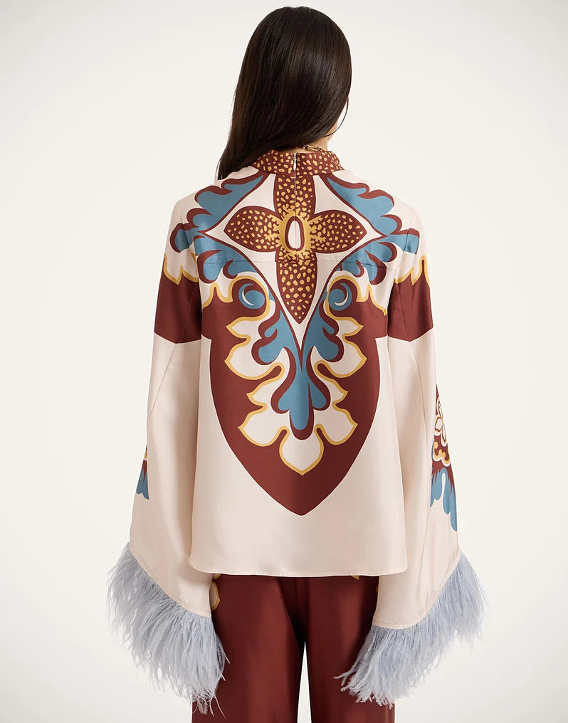 Boho-Top mit Glockenärmeln, Federbesatz und hohem Kragen