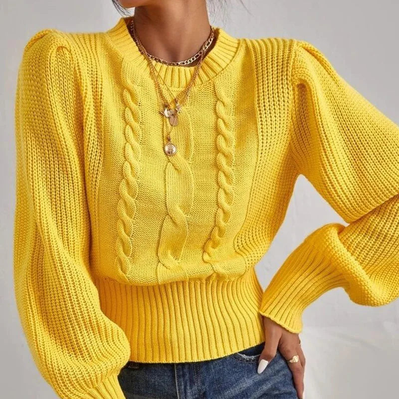 Gemütlicher weicher Strickpullover mit stylischem Kettendetail