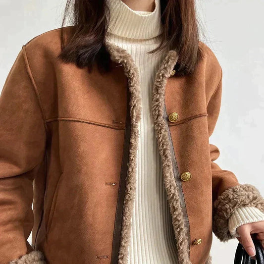 Gemütliche braune Damenjacke mit Fleecefutter und Knöpfen