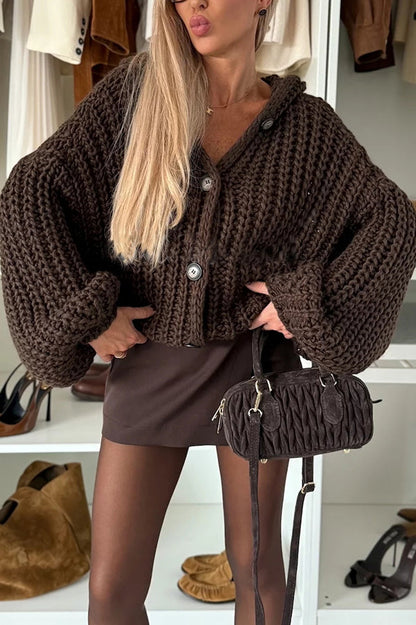 Gemütliche Strickjacke mit Knöpfen, Ballonärmeln und Kapuze