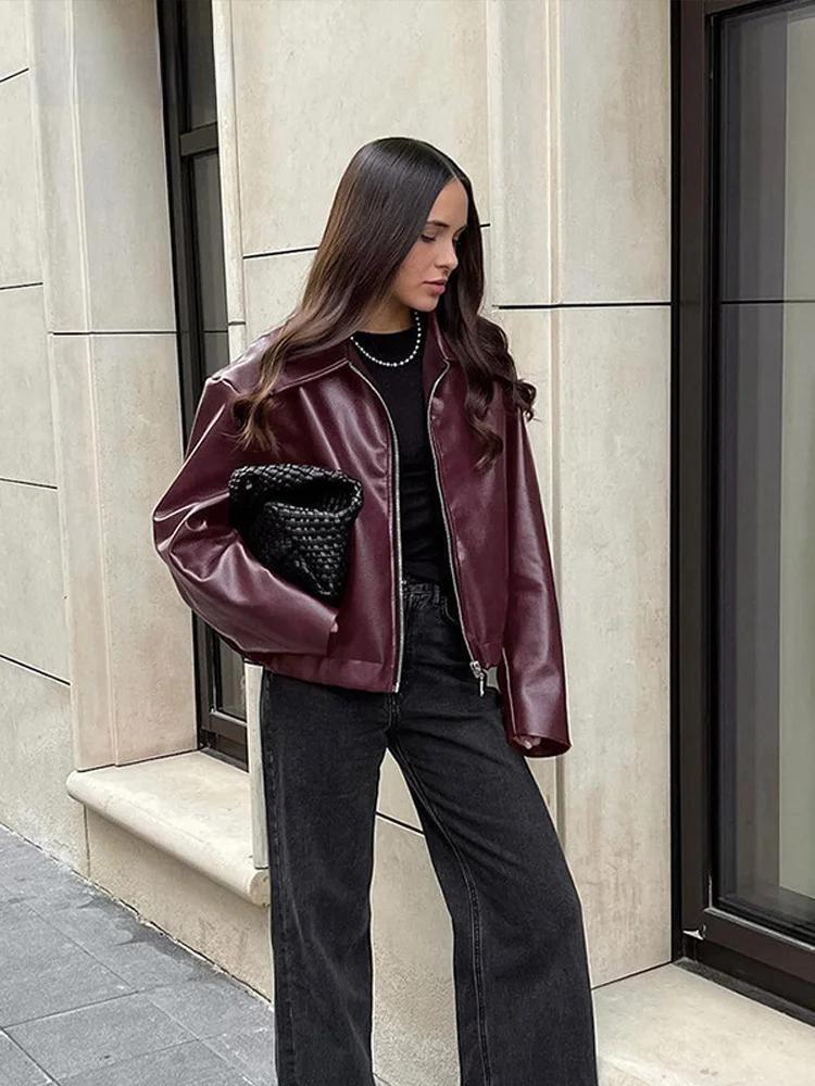 Bordeauxrote Jacke aus Kunstleder mit stylischem Reverskragen und Reißverschlussdetails