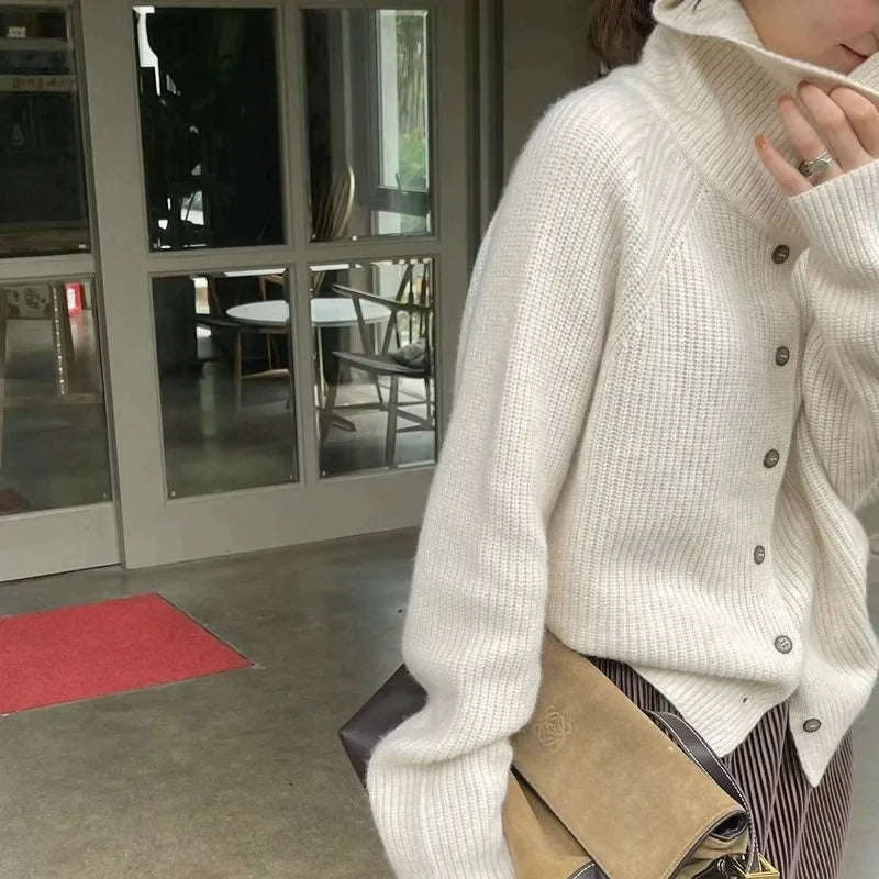 Gemütlicher Strick-Pullover mit Rollkragen und Knöpfen