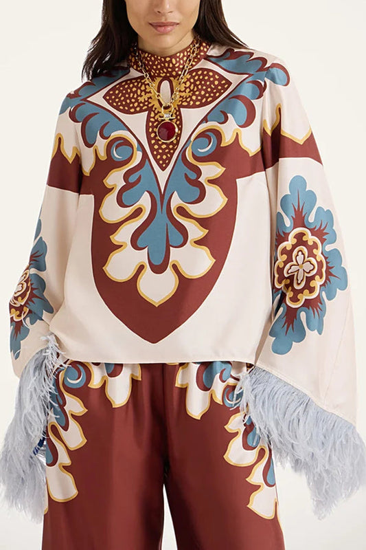 Boho-Top mit Glockenärmeln, Federbesatz und hohem Kragen