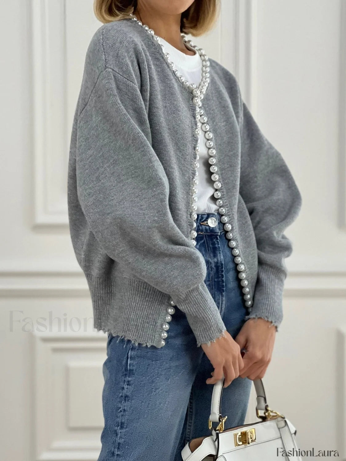 Strickjacke mit Perlenbesatz und ausgefranstem Saum