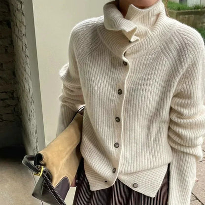 Gemütlicher Strick-Pullover mit Rollkragen und Knöpfen
