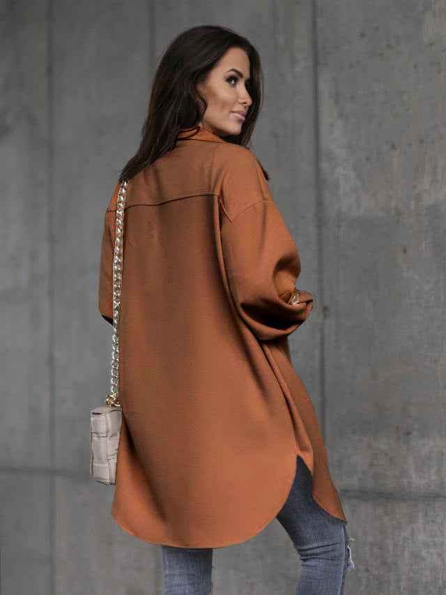 Gemütliche lange Hemdjacke mit Knöpfen, Wollkragen und Revers
