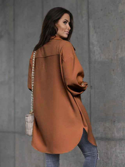 Gemütliche lange Hemdjacke mit Knöpfen, Wollkragen und Revers