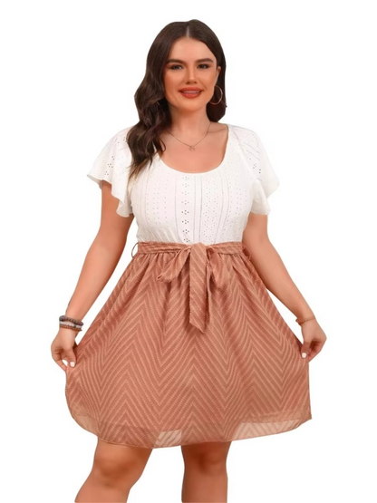 Oswald | Feminines Kleid mit Spitze und Taillenschleife