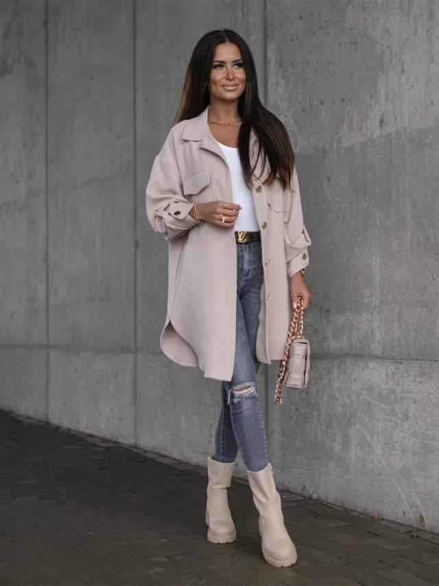 Gemütliche lange Hemdjacke mit Knöpfen, Wollkragen und Revers