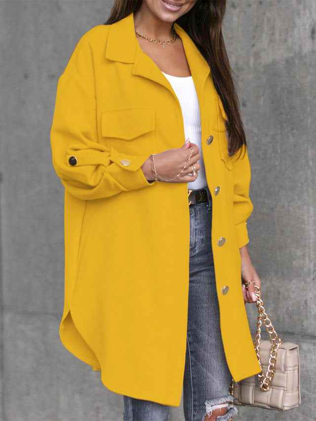 Gemütliche lange Hemdjacke mit Knöpfen, Wollkragen und Revers