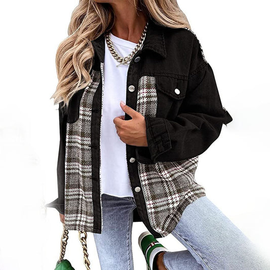 Schicke karierte Jacke mit klassischem Kragen und Knopfdetail