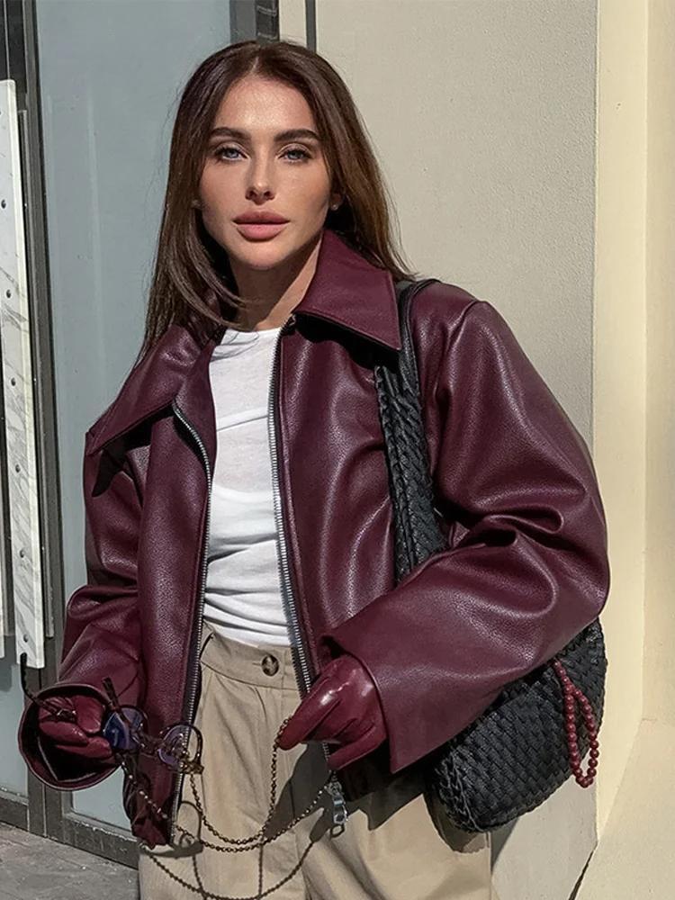 Bordeauxrote Jacke aus Kunstleder mit stylischem Reverskragen und Reißverschlussdetails