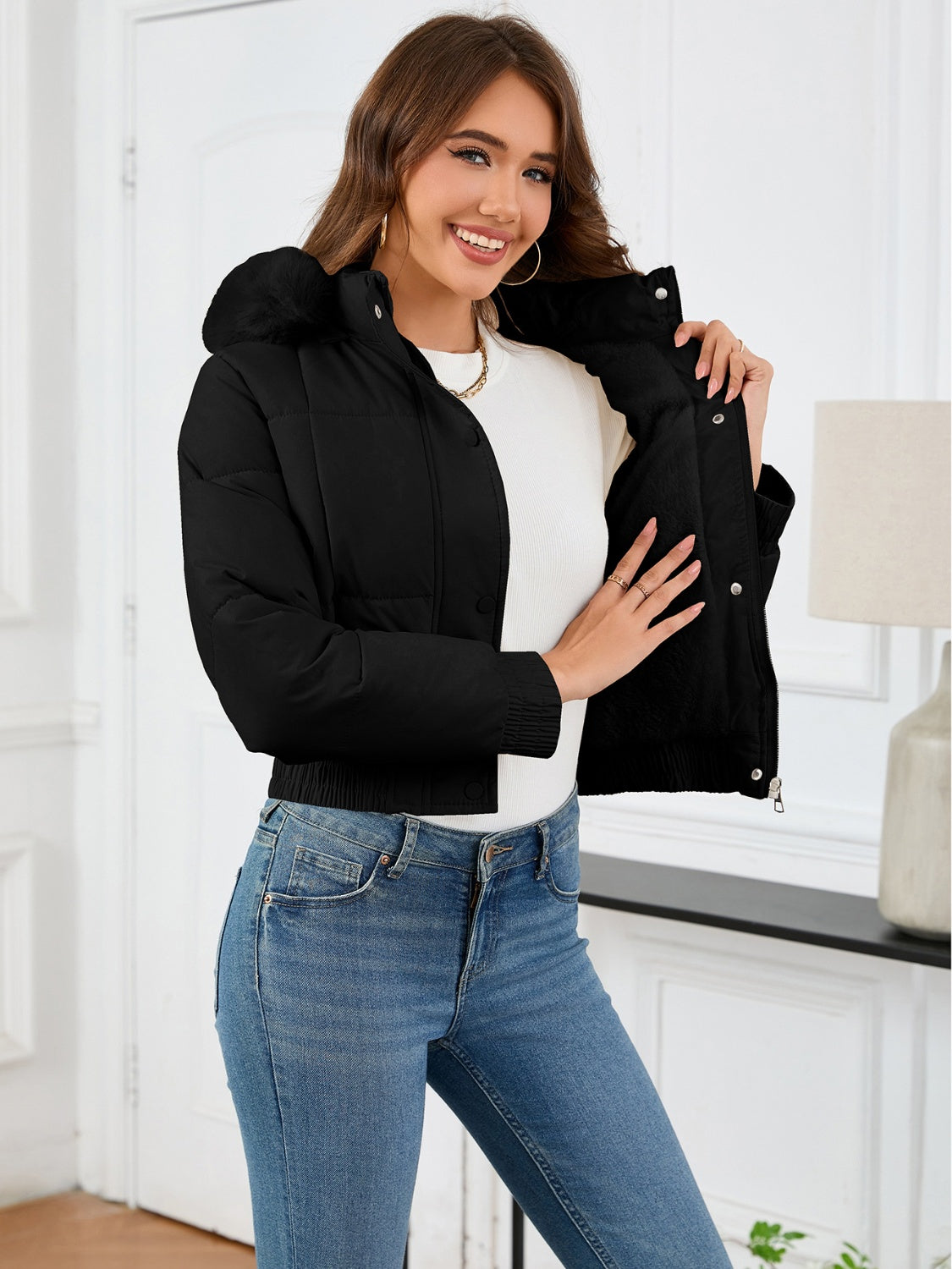 Gemütliche wattierte Winterjacke mit Pelzkapuze und Taschen