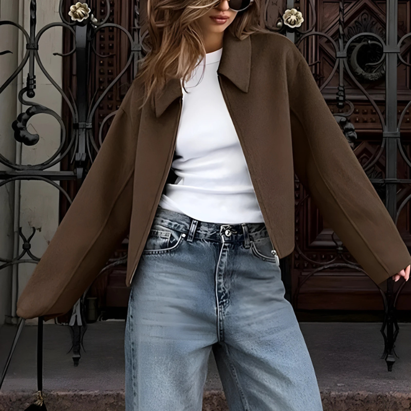 Boxy Fit Damen Kurzjacke mit spitzem Kragen und Frontreißverschluss