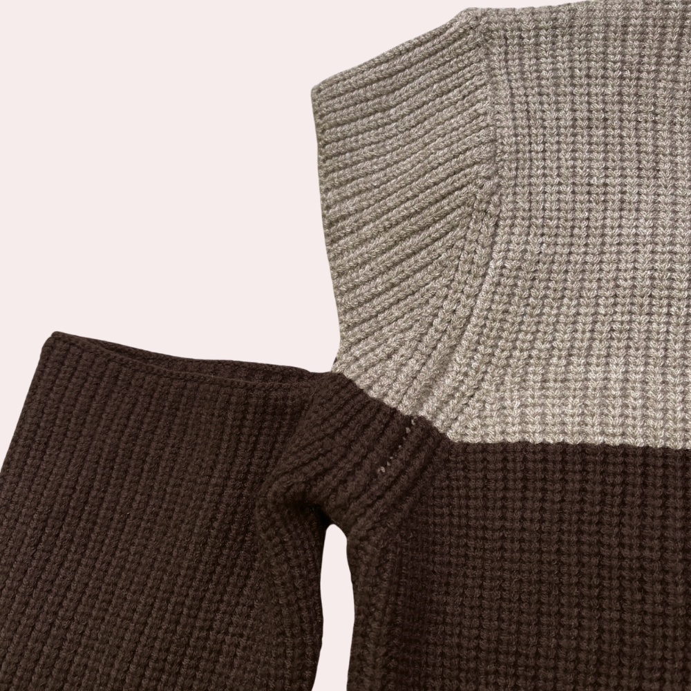 Zweifarbiger Strickpullover mit Ausschnitten an den Ärmeln