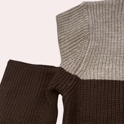 Zweifarbiger Strickpullover mit Ausschnitten an den Ärmeln