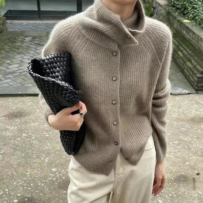 Gemütlicher Strick-Pullover mit Rollkragen und Knöpfen