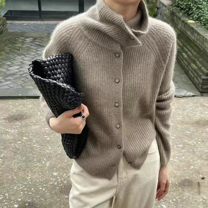 Gemütlicher Strick-Pullover mit Rollkragen und Knöpfen