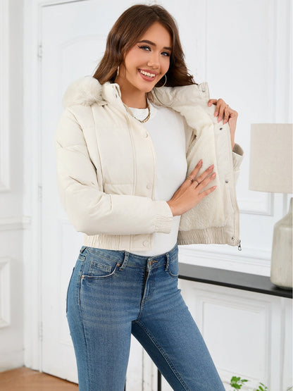 Gemütliche wattierte Winterjacke mit Pelzkapuze und Taschen