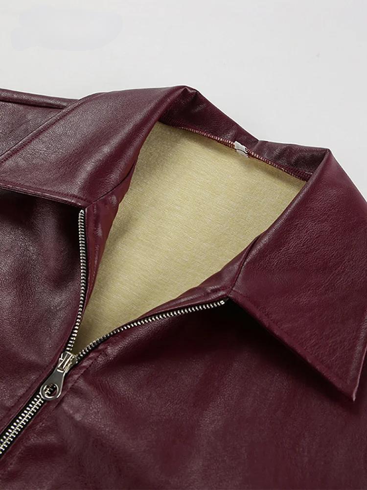 Bordeauxrote Jacke aus Kunstleder mit stylischem Reverskragen und Reißverschlussdetails