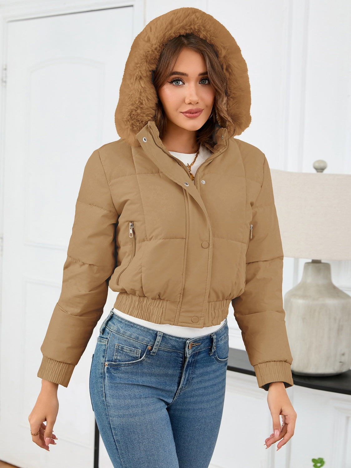 Gemütliche wattierte Winterjacke mit Pelzkapuze und Taschen