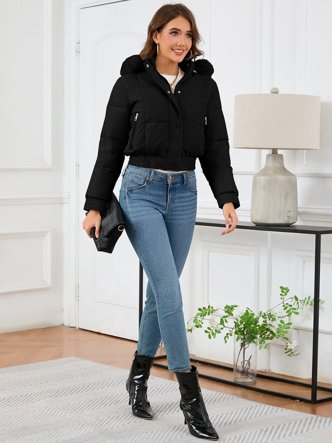 Gemütliche wattierte Winterjacke mit Pelzkapuze und Taschen