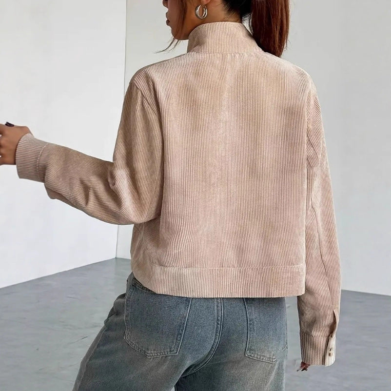 Kurz geschnittene Cordjacke mit weitem Kragen und Reißverschlussverschluss