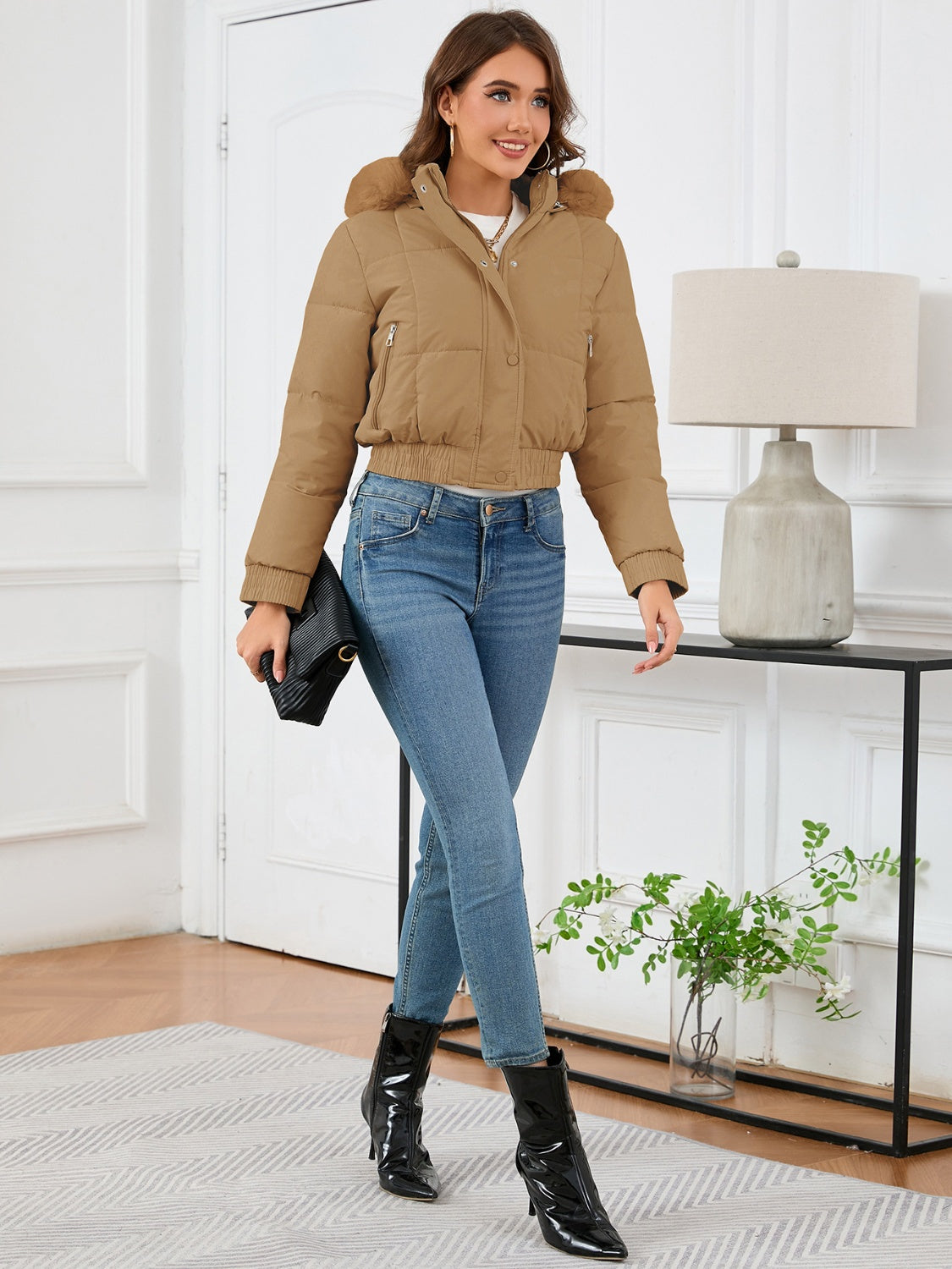 Gemütliche wattierte Winterjacke mit Pelzkapuze und Taschen