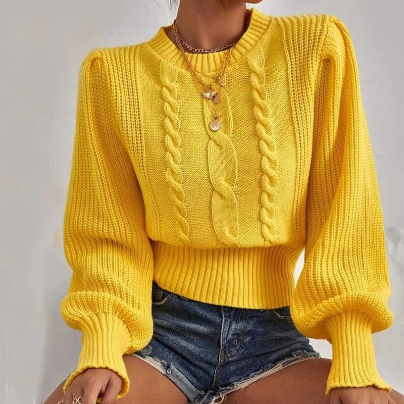 Gemütlicher weicher Strickpullover mit stylischem Kettendetail