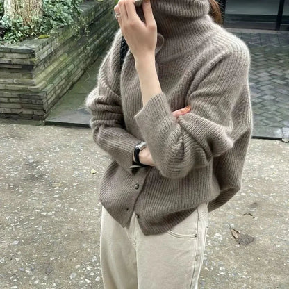 Gemütlicher Strick-Pullover mit Rollkragen und Knöpfen