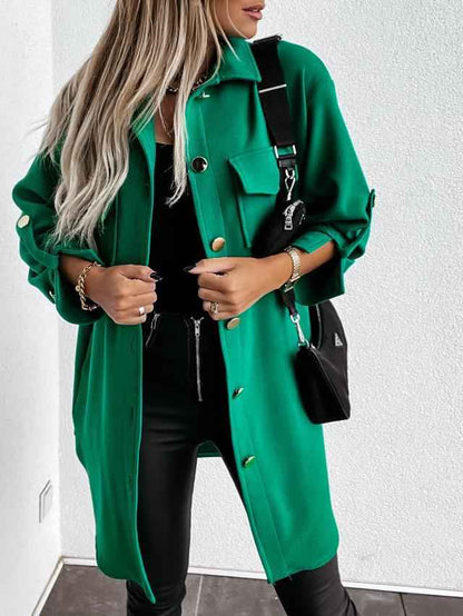 Gemütliche lange Hemdjacke mit Knöpfen, Wollkragen und Revers