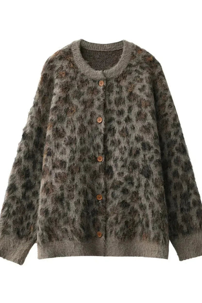 Gemütliche Strickjacke mit Leopardenmuster und einreihiger Knopfleiste