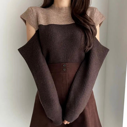 Zweifarbiger Strickpullover mit Ausschnitten an den Ärmeln