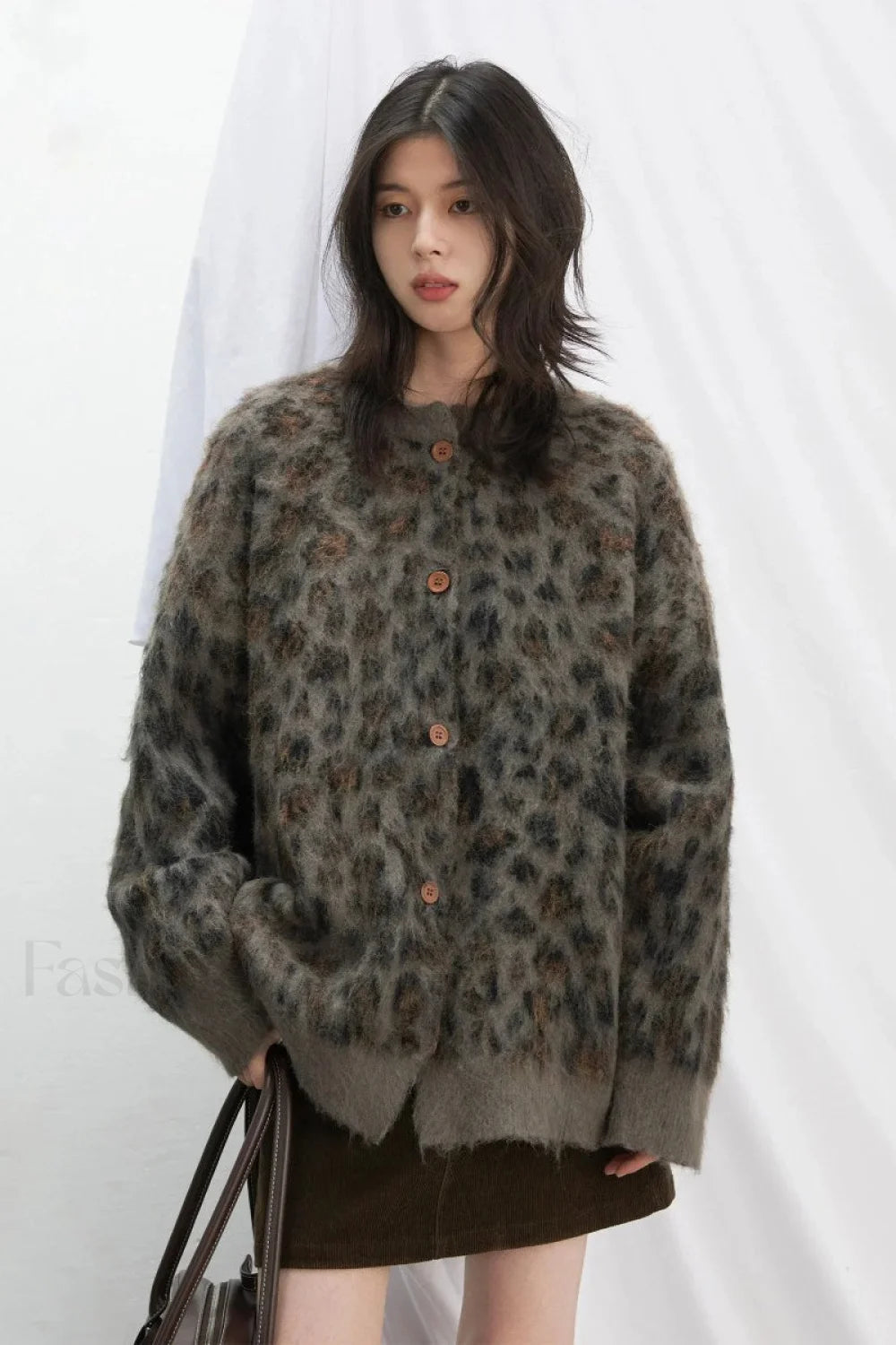 Gemütliche Strickjacke mit Leopardenmuster und einreihiger Knopfleiste