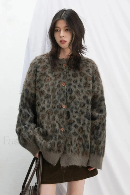 Gemütliche Strickjacke mit Leopardenmuster und einreihiger Knopfleiste