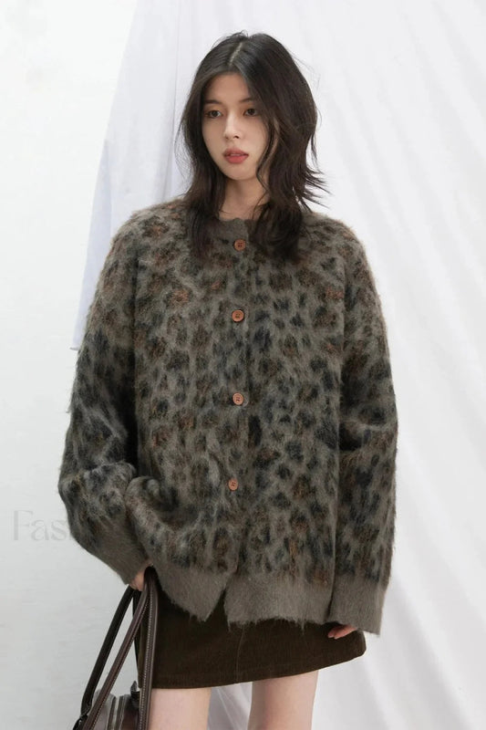 Gemütliche Strickjacke mit Leopardenmuster und einreihiger Knopfleiste
