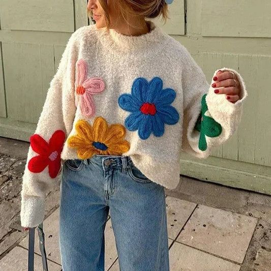 Eleganter Blütenstrickpullover für gemütlichen Saisonstil