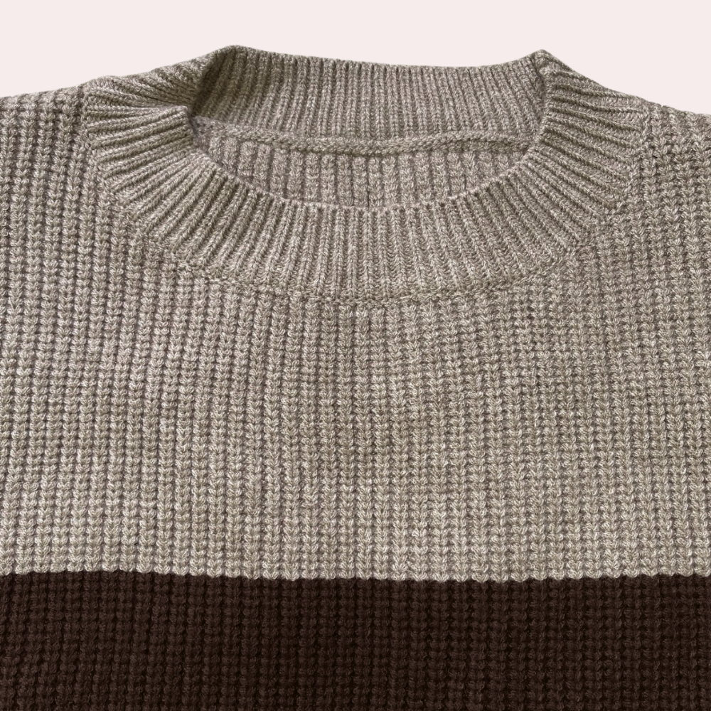 Zweifarbiger Strickpullover mit Ausschnitten an den Ärmeln