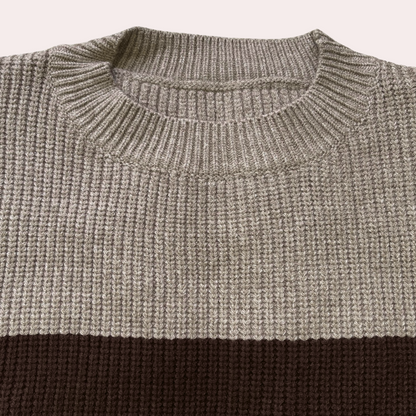 Zweifarbiger Strickpullover mit Ausschnitten an den Ärmeln